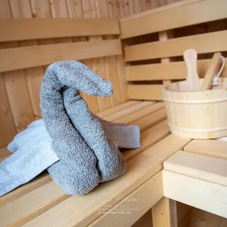 Hausboot Seepferdchen 보트호텔 하일리겐하펜