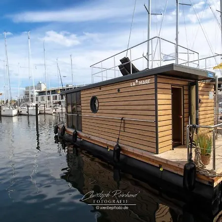 Hausboot Seepferdchen 보트호텔 하일리겐하펜